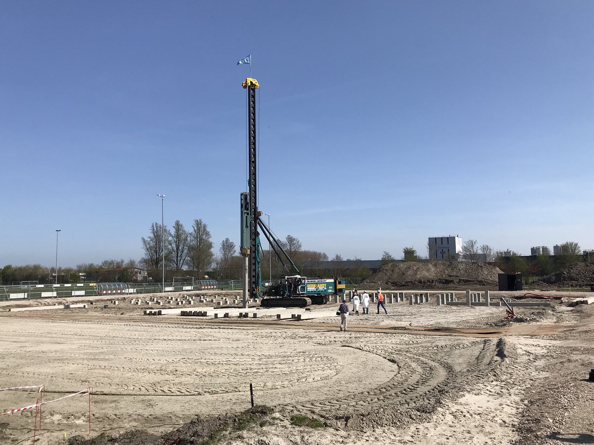 Feest: Eerste paal voor het nieuwe 2521 bas in Workum zit erin!