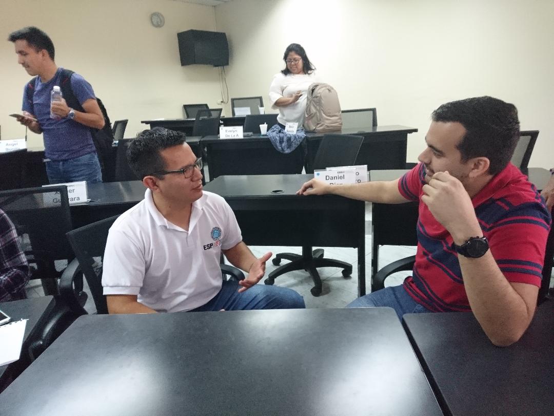 Orfpre's tweet image. En @ESPAE, en el módulo de #HabilidadesGerenciales, con @wloyola, taller de CyA aprendí que la comunicación debe ser honesta para no afectar negativamente las relaciones interpersonales, brindar apertura, confianza  y dirigida al problema. Foto de Taller (Angel y Manuel)