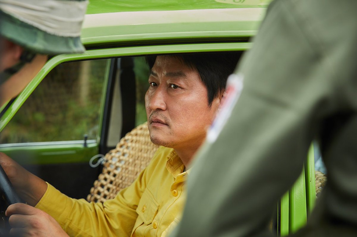 taxidriver0421's tweet photo. 【キャスティング①】脚本を読んだチャン・フン監督は、主人公マンソプ役として浮かんだ俳優はソン・ガンホさんで、彼以外は考えられなかったとの事。当初、辛い現代史を扱う為オファーを固辞していたガンホさんでしたが、最終的に「時間が経っても本作のシナリオが頭から離れない」と快諾されました🚕 https://t.co/QPfsxrPiyn