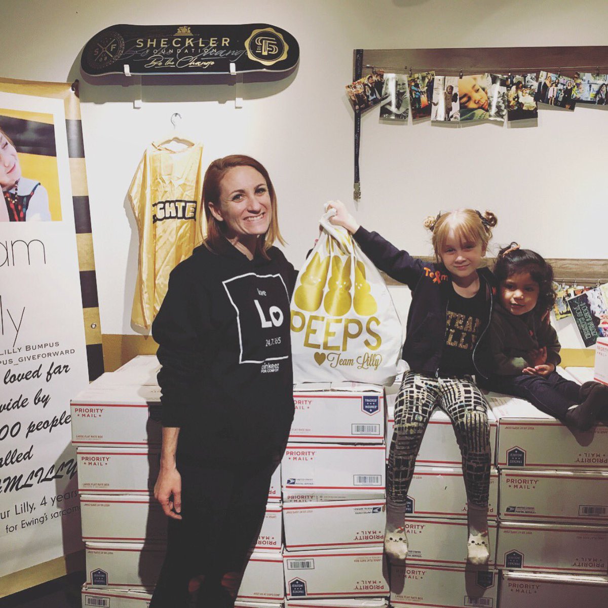 SheckFoundation's tweet photo. #BeTheChange recipients #teamlillyfoundation delivered 200 gift bags to children battling cancer on Easter. They work tirelessly to make sure these kids always feel loved, supported & special. Thank you for all you do to #BeTheChange you want to see in the lives of kids w/cancer https://t.co/iwl57TGY4k