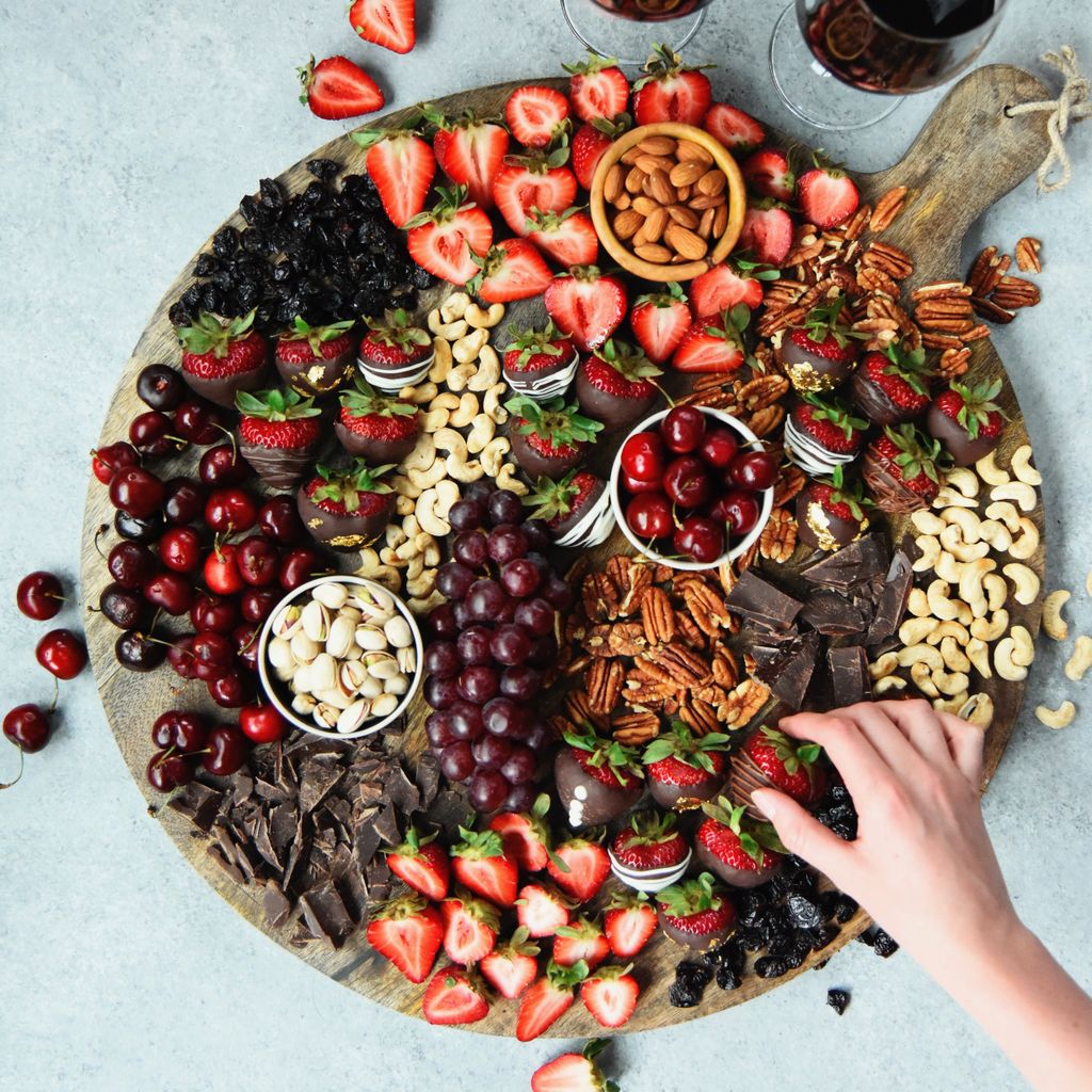 Boozy_Foodie's tweet photo. #WineWednesday recipe! Doesn't this look absolutely heavenly? Pinot Noir Soaked Chocolate Covered Strawberries - YUM! via TheFeedFeed #WineRecipe #Chocolate #PinotNoir #BFShares
https://t.co/fi1fXpkhPs https://t.co/xLYg5dd7Yo