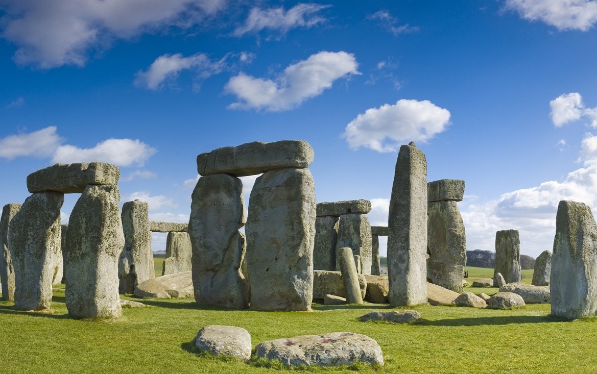 Happy #Wednesday #Londoners &amp; #global #movers 🌏🚛 No matter where is your #newhome, as #British we must #preserve our #national #cultural #heritage such as the #English #countryside, #Stonehenge and #protect them for the next generations!