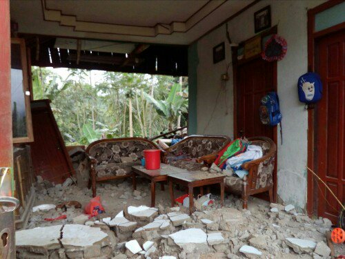 AsliSemarang's tweet photo. Gempa Banjarnegara, Bocah 12 Tahun Tewas Tertimpa Reruntuhan Rumah https://t.co/EoS7JyY7xi https://t.co/8mWeh1E2Vp