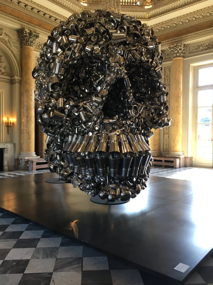 GuestViews's tweet image. ✨A défaut de transformer le plomb en or, #SubodhGupta transforme des ustensiles en œuvres d&apos;art ! Intrigué(e) ? Alors découvrez l&apos;exposition qui lui est consacrée à la @MonnaiedeParis #livredor