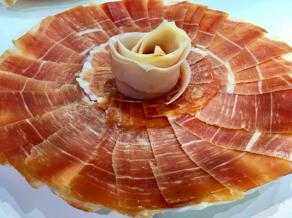 guiategalicia's tweet photo. Saboreando la #Gastronomía local de #ACañiza, su rico #jamón 😋 ¡no puedes perdértelo! @Turgalicia @turisriasbaixas @GaliciaMaxica @Galicia_Mola @SecretGalicia @Galifornia_Gal @GaliciaLluviosa @galinfinita @avistadedrones @Bea_sotelo @maisgrelos @GastronomiaGa @GGastronomica https://t.co/1gEknDIaag