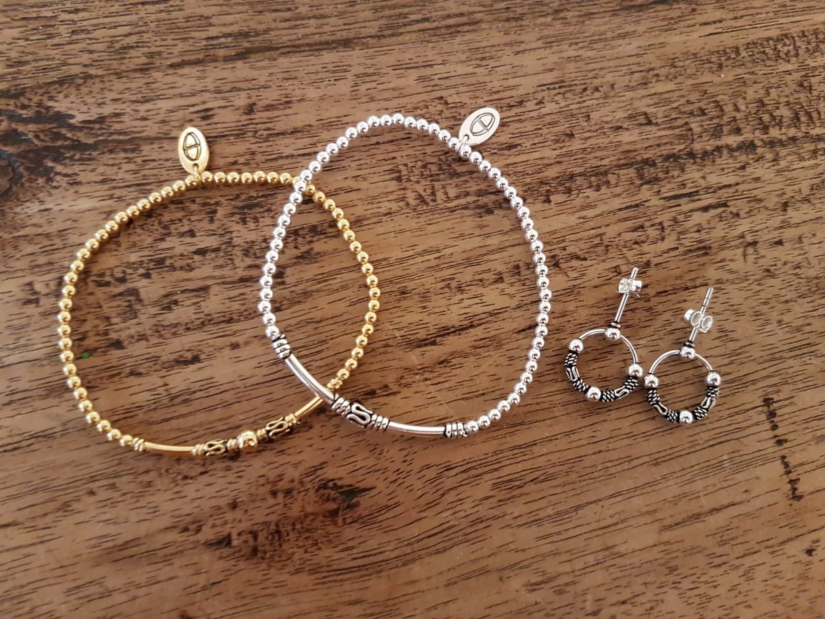 ISISJewels's tweet photo. N I E U W binnen hele leuke zilveren sieraden !! oorstekers vanaf € 7,95 oorhangers € 14,95 armbandjes en colliers vanaf €29,95 #nieuw #zilver #sieraden #zomer #ijsselstein #oorbellen #isisjewels #ijsselstein #utrecht #juwelier https://t.co/wHj9Souu8h