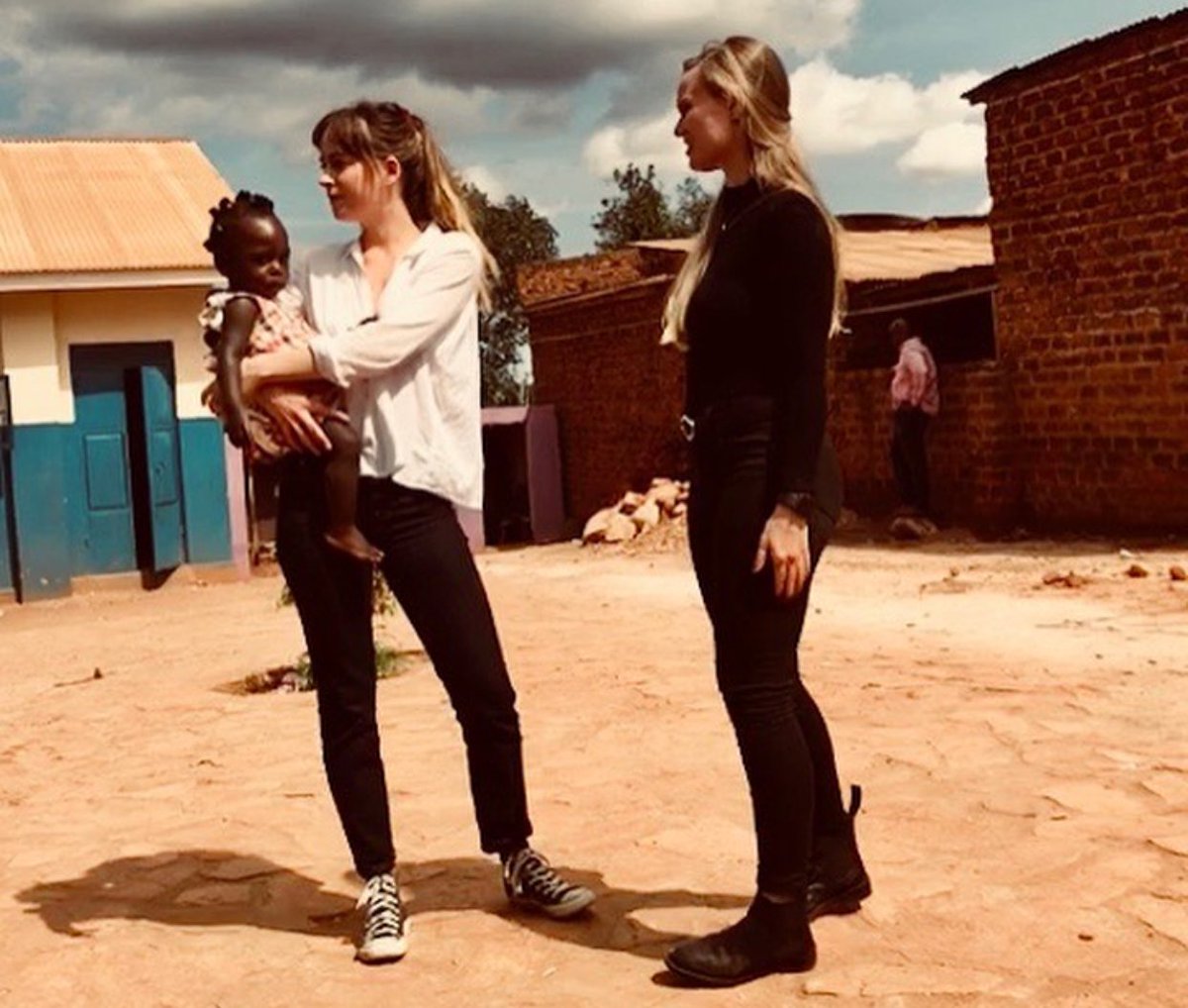 AmorDakotaJamie's tweet photo. Aw!😍
“Special shoutout to #DakotaJohnson for her surprise visit! We loved being able to finally introduce you to our community in Uganda. Words cannot adequately explain how much we love and appreciate you! Come back soon!
Via ActioninAfrica IG ❤️ https://t.co/CHMz2b9YAi