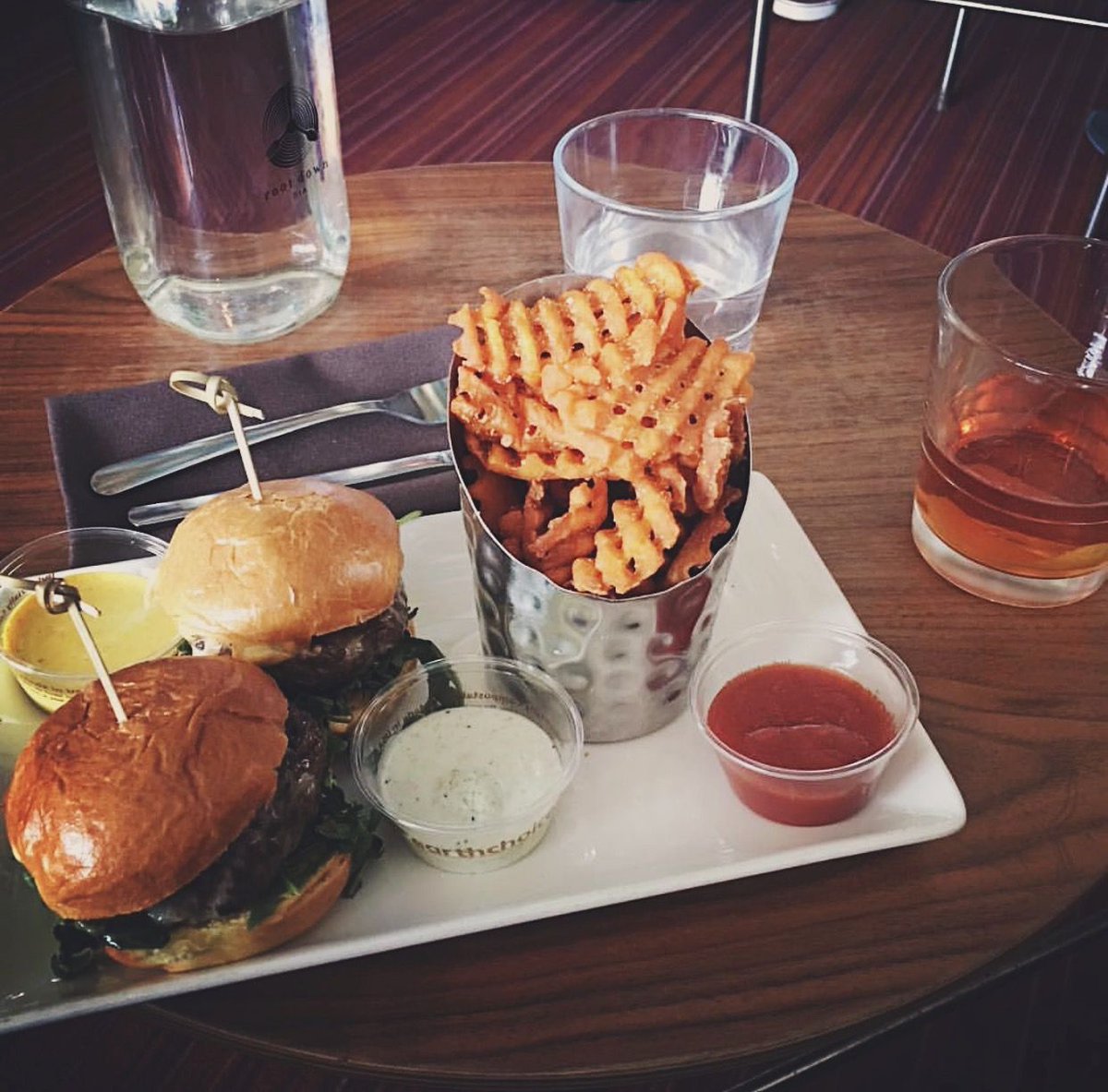 RootDownDEN's tweet photo. Colorado Lamb Sliders / Colorado Lamb, Bacon, TILLAMOOK Cheddar, Harissa Aioli, Arugula, Mint-Garlic Yogurt & Sweet Potato Waffle Fries. #rootdowndia @ray_louie_photography https://t.co/GaEsgG951v