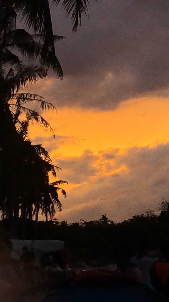 danahlatonio's tweet photo. Hence, moving forward one must not mind them and remember that there is beauty amidst darkness. #wednesdaywisdom #dsays #carnazaisland #dtravels #throwback #trainerdiaries #deannahdiaries https://t.co/ZtRFaqDqQL