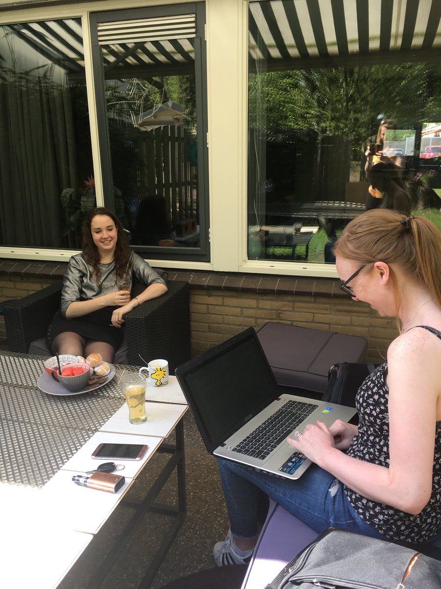 Evaluatie met m’n stagiaires in de tuin met soesjes, meloen en chocolade ☀️