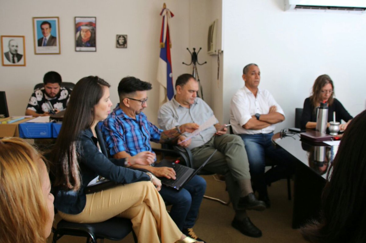 MinistDDHHMnes's tweet photo. Mesa de diálogo x conflicto tierras #Ch190 se acordó suspender el desalojo provisoriamente. Nueva reunión el 14/05 para exponer soluciones. Participaron del encuentro el dueño del terreno, vecinos ocupantes, @LiliaTikiMarch @MisionesSstyc @roque505 @ApPenayo https://t.co/BzEOVHKboz