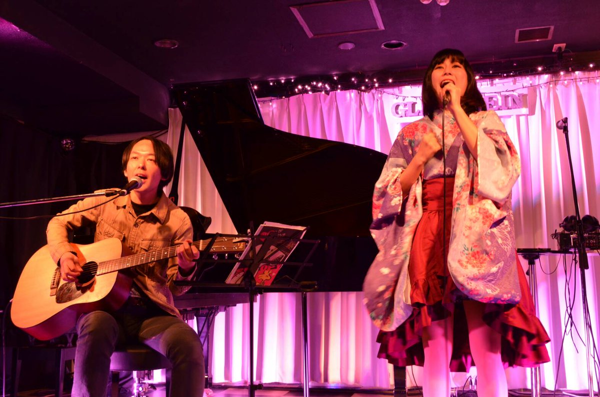 endless_riku's tweet photo. 最後はラストに歌った「桜の咲く頃に」の１枚！
TAKAさんとコラボさせていただきました！
原曲はもちろん大好きだけど、アコースティックもいい！！！
アコギの音が大好きなのに私は弾けないので、近くで聴くことができてとても幸せでした。
TAKAさん改めてありがとうございました！ https://t.co/OwaDmnbjM4