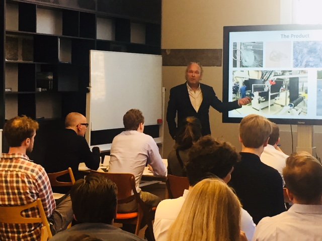 ClimateKIC_NL's tweet image. Next pitch is from startup #UpcyGran with a development to clean rubber waste  and transform it into valuable rubber sheets. #Bootcamp #CKAccelerator #Innovation