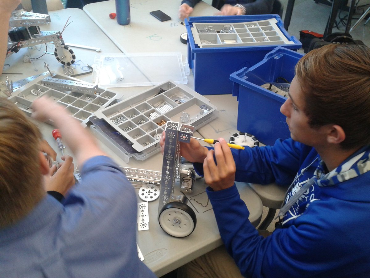 szeryksscience's tweet image. Phase 1 build...Many original designs this semester. #tetrixrobotics #CISInspires