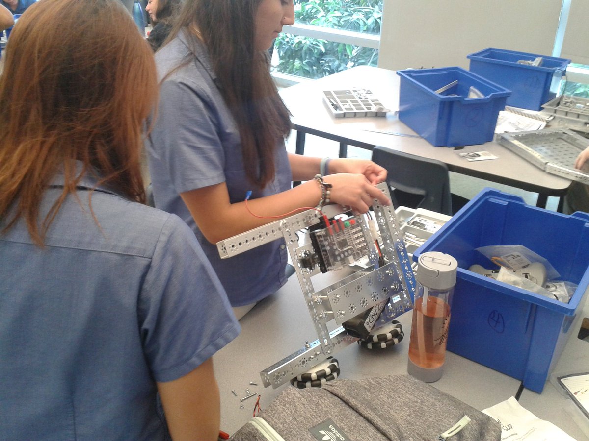 szeryksscience's tweet image. Phase 1 build...Many original designs this semester. #tetrixrobotics #CISInspires