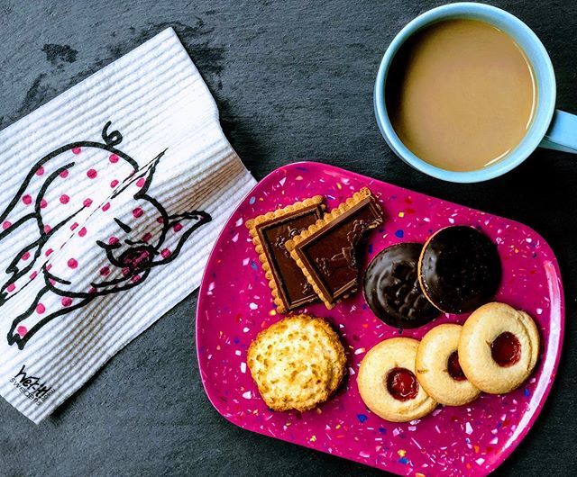 Wet_itcloths's tweet photo. Have you had your fika yet? When you stop for a few minutes for fika, we call it “fikapaus” in Swedish.
#getyourwetitcloth #wetit #polkapig #poladots #pink #bluecup #hoganaskeramik @zakdesigns #fika #fikapaus #cookies #coffeeandcookies #sweettreats #swe… https://t.co/p6yJJUNzRo https://t.co/mmxCDF99pN