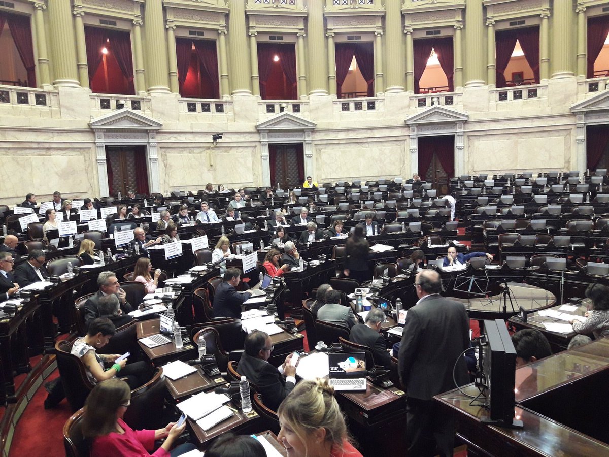 pitinruizaragon's tweet photo. Pedimos una sesión especial para tratar #Tarifazos Legisladores de @cambiemos boicotearon el quórum y los correntinos vamos a tener que seguir pagando exorbitantes precios de luz y gas. @mauriciomacri está arruinando nuestra provincia y nuestra gente. #BastaDeTarifazo https://t.co/75vRxmQBe7