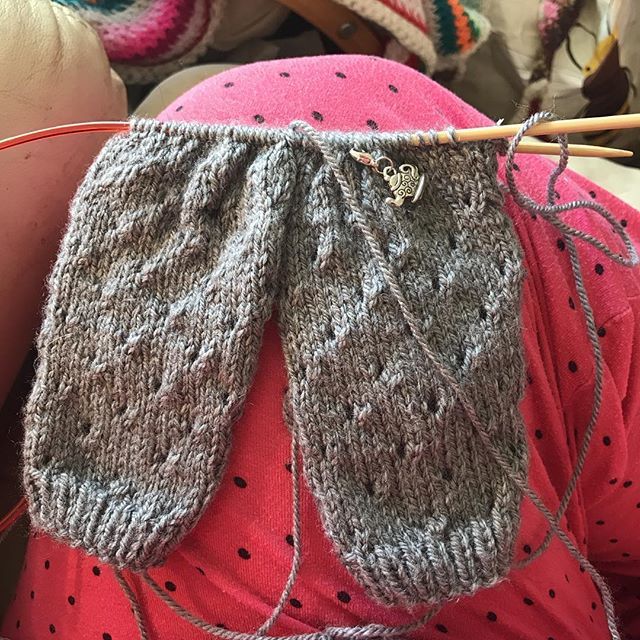 EdaurAfon's tweet image. Two sleeves coming along nicely! #annassummercardigan #samanthascardis #prettypattern ift.tt/2HIA1J1