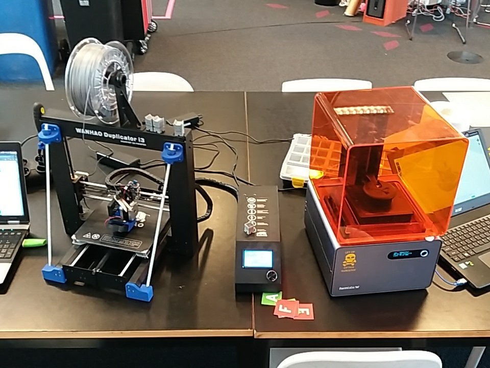 MakersbaseBreda's tweet photo. #PrinterParty at Makersbase! https://t.co/VyBuHxtCuI