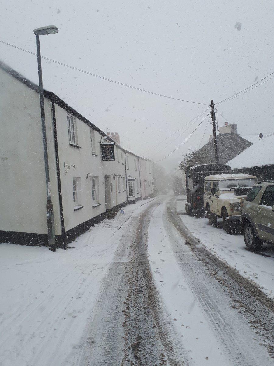 TheAnchorInn1's tweet photo. Just 4 weeks between these pics, look at the difference! #Dartmoor #heatwave #sunny #snowday2018 #winter #spring #CouldBeSummer https://t.co/cjl9Os3ETw