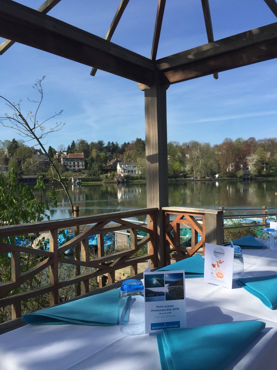 SavoieMontBlanc's tweet image. Au #GenvalYachtClub, ambiance estivale idéale pour le lancement de la saison été auprès de la presse belge. Focus sur la destination "Lacs Savoie Mont Blanc". Au programme : paddle, activités nautiques, art de vivre et gourmandises du chef du restaurant #ageoca