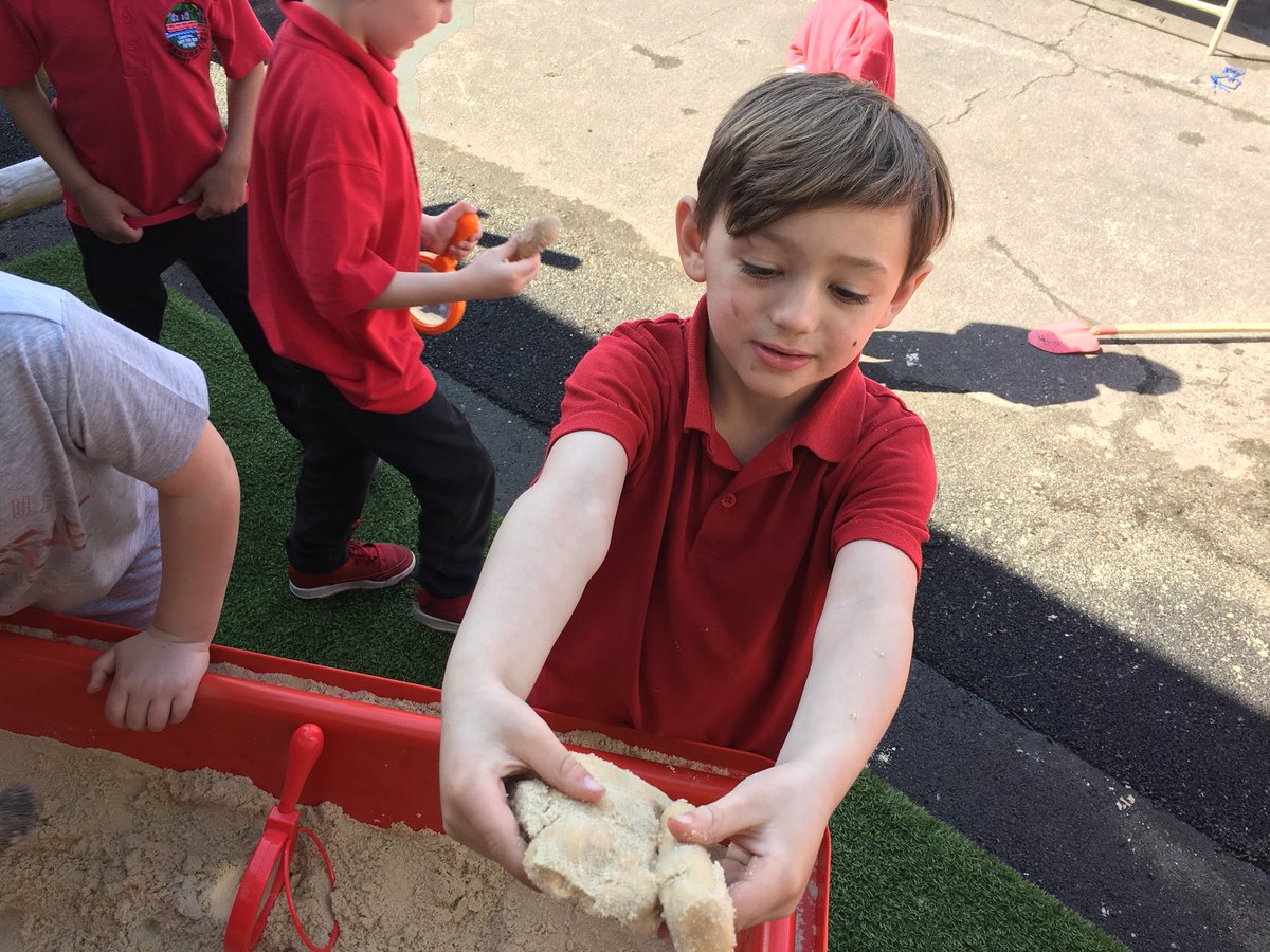 DanygraigP's tweet photo. Year 1 are being junior palaeontologists uncovering dinosaur bones #DYGPFP https://t.co/HzVEkWhXGN