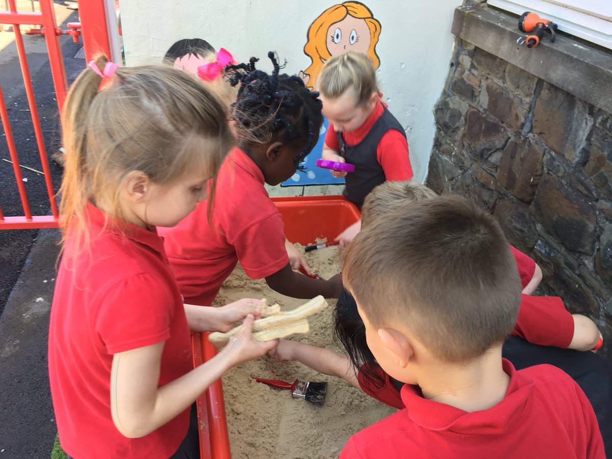 DanygraigP's tweet photo. Year 1 are being junior palaeontologists uncovering dinosaur bones #DYGPFP https://t.co/HzVEkWhXGN