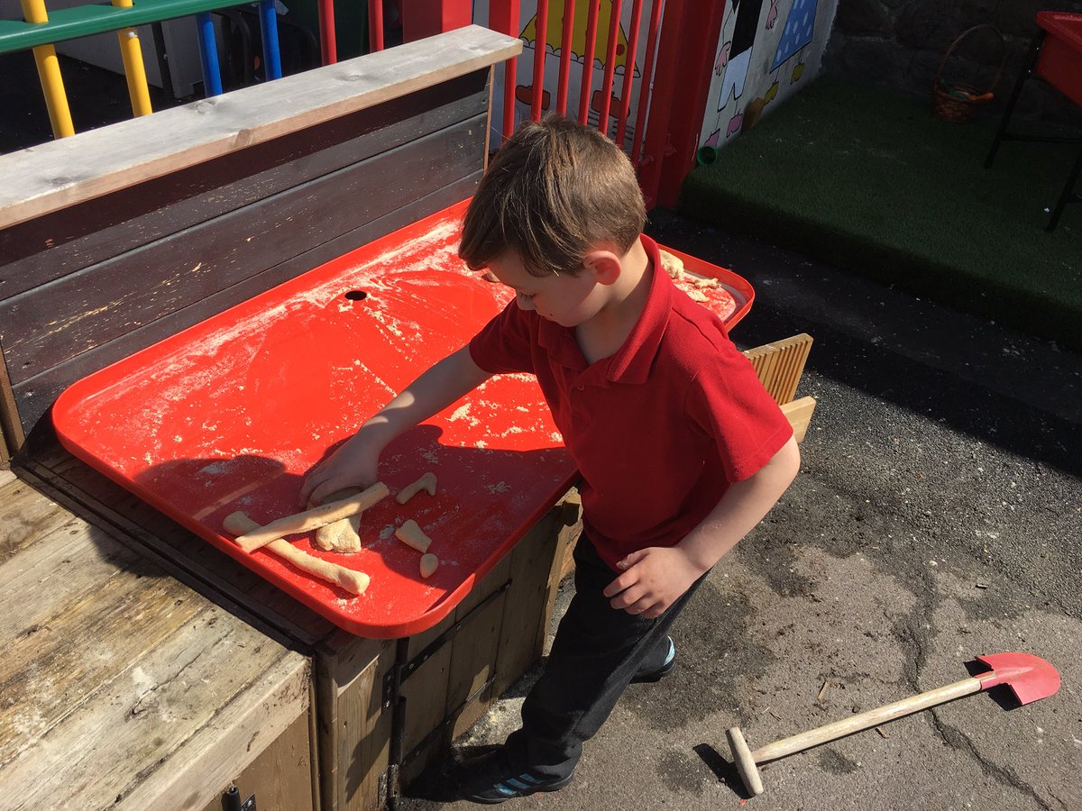 DanygraigP's tweet photo. Year 1 are being junior palaeontologists uncovering dinosaur bones #DYGPFP https://t.co/HzVEkWhXGN