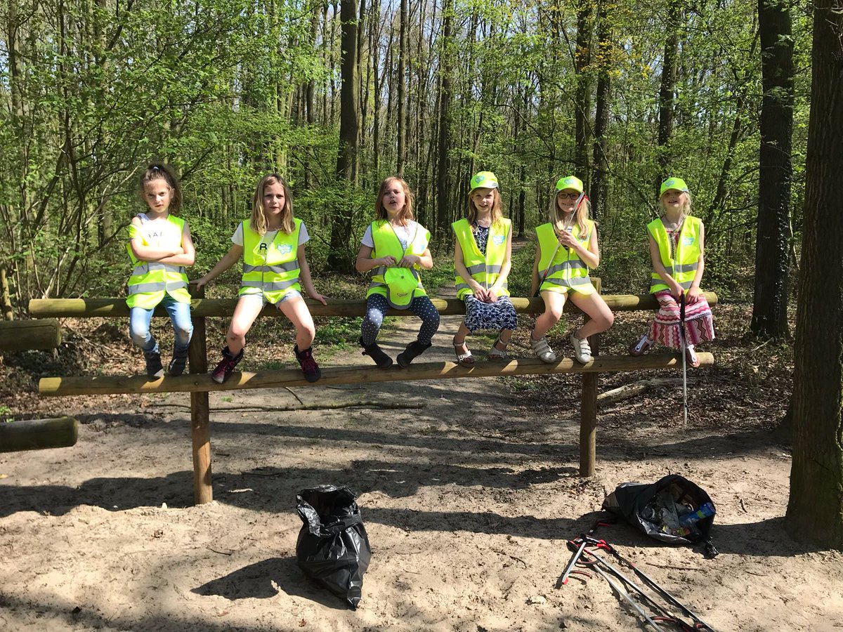 En wat doen de meiden van 5HB van obs 't Schöppert met dit mooie weer? Ze ruimen het Weusthag bos op! Echte toppers. <a href="/deBeestenBende/">De BeestenBende</a> @Marcel_Elferink <a href="/sanderschelberg/">BM Sander Schelberg</a> <a href="/gemeentehengelo/">Gemeente Hengelo</a> <a href="/obs_t_schoppert/">'t Schöppert</a> <a href="/HabibFaal/">Habib Faal</a>