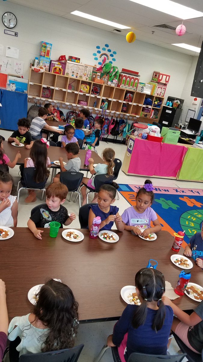 jillbt_'s tweet photo. Tasty Tuesday sure was a treat! We love celebrating Week Of The Young Child with our Cole Explorers! #WOYC18 #bcoleinspired #coleppcd #nisdppcd #coleprekppcdcollab @sandy_salazar_ https://t.co/vjjyb9NLGl