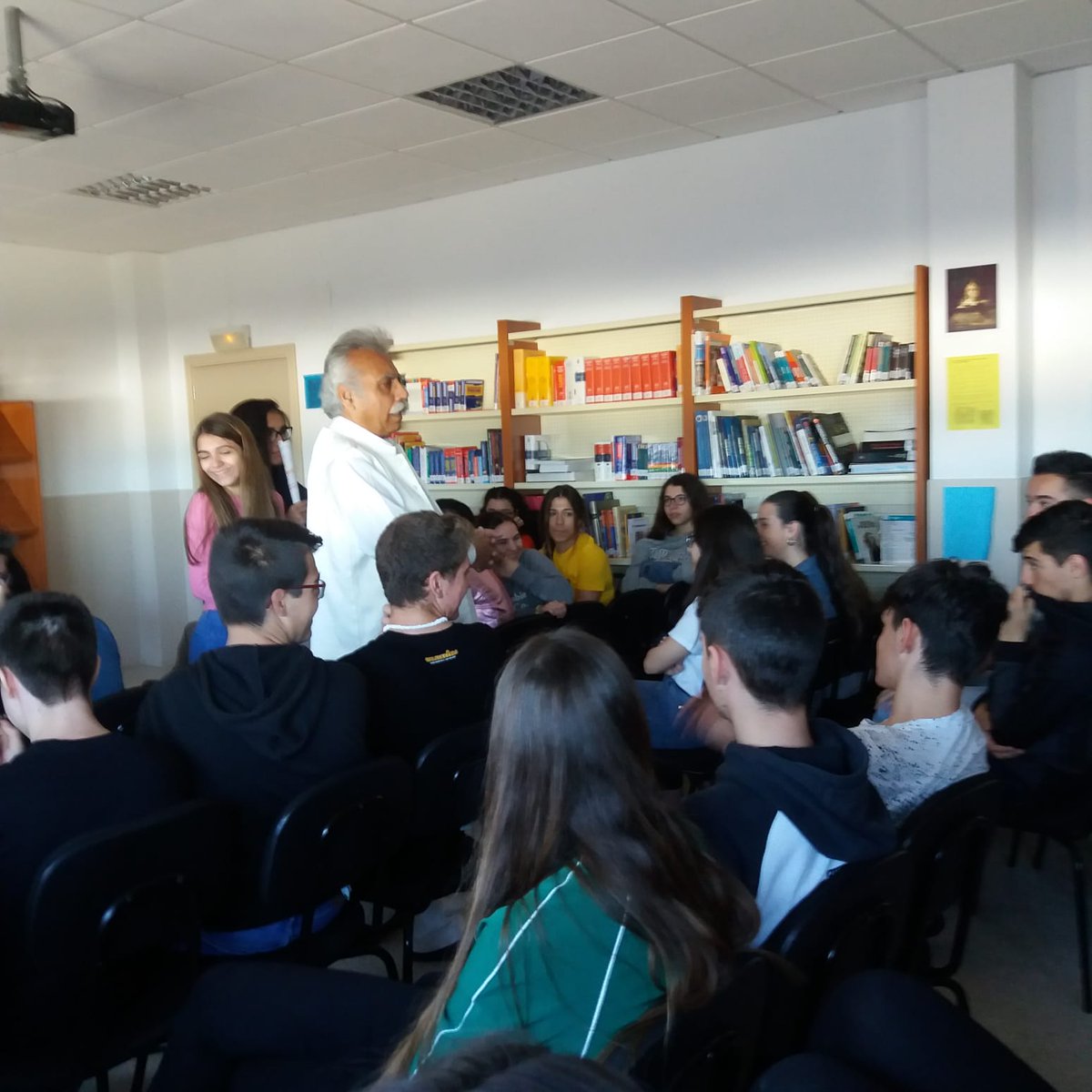 IesoTomasBreton's tweet photo. Hoy, los alumnos de 4° ESO han tenido la oportunidad de conocer a Eshan Ullah Khan, activista y luchador contra la esclavitud infantil pakistaní. https://t.co/ogTFONtDMA