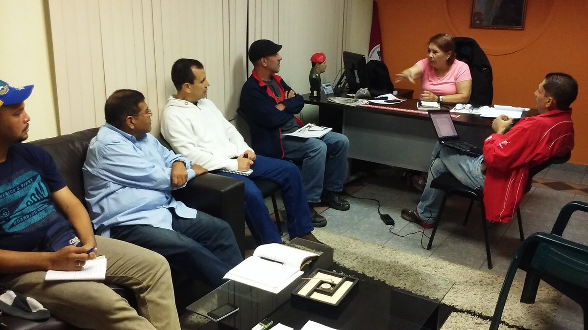 Comando_Activo1's tweet photo. #Ahora alcaldesa @MirnaT_Vies se reúne con parte de su equipo de trabajo para evaluar acciones preventivas tras lluvias que caen sobre el municipio. https://t.co/jfsBfyJadV