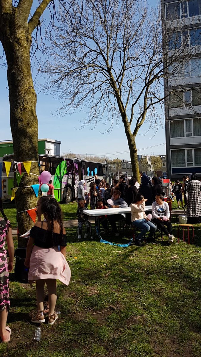 JoU_Overvecht's tweet photo. ☀️✔️⚽️✔️🏓✔️ pleinfeest #ACAFLATS  tieners zijn lekker buiten met dit weer en @JoUUtrecht staat daar met de 🚌🚌🚌🚌🚌🚌 @WBOVervecht @WijkEnCoHind https://t.co/88wenDZPht