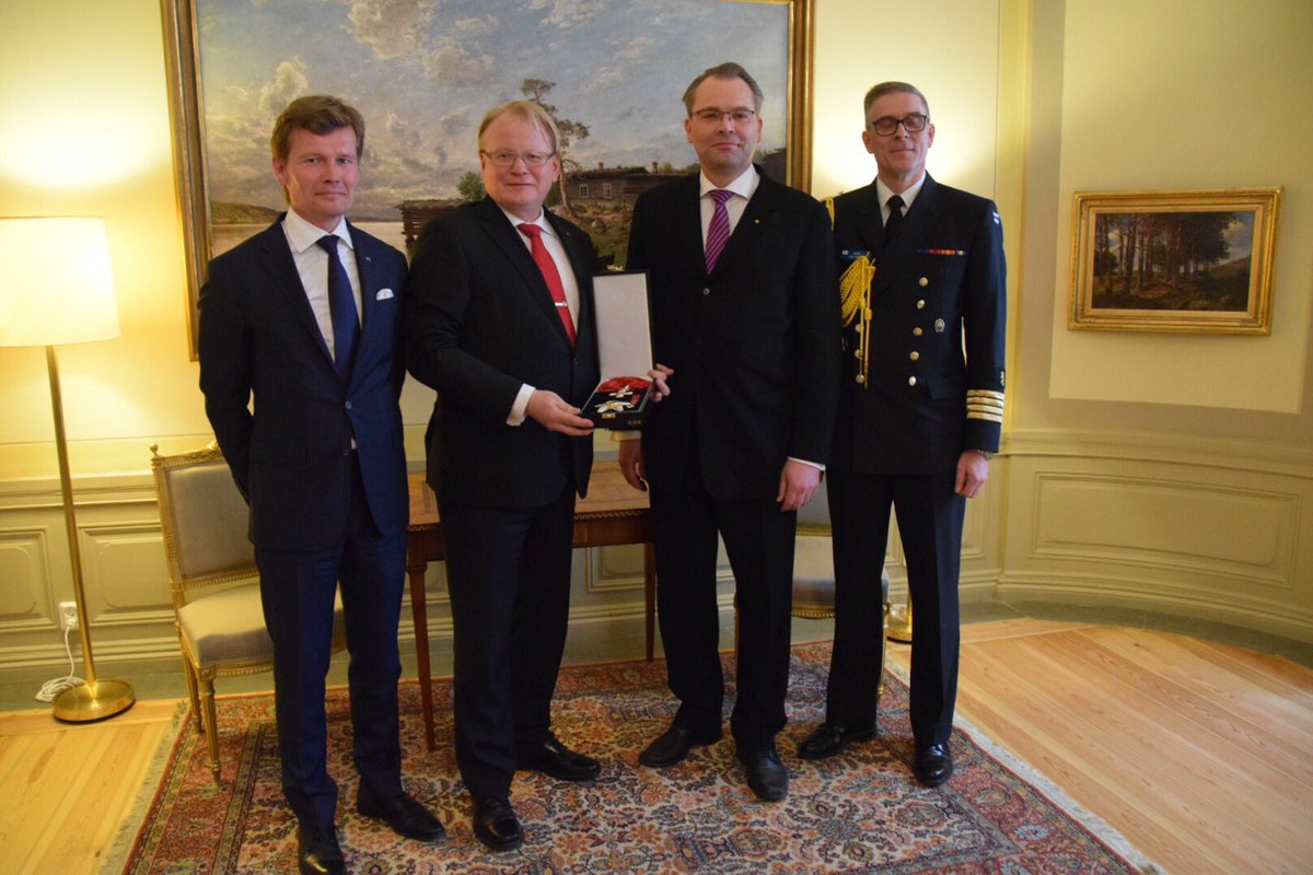 FinAmbSthlm's tweet photo. Sveriges försvarsminister Peter Hultqvist tog idag emot Storkorset av Finlands Lejons orden på ambassadörens residens i Stockholm. Överräckte gjorde Finlands försvarsminister @jniinisto https://t.co/GRCkZu7mQ0