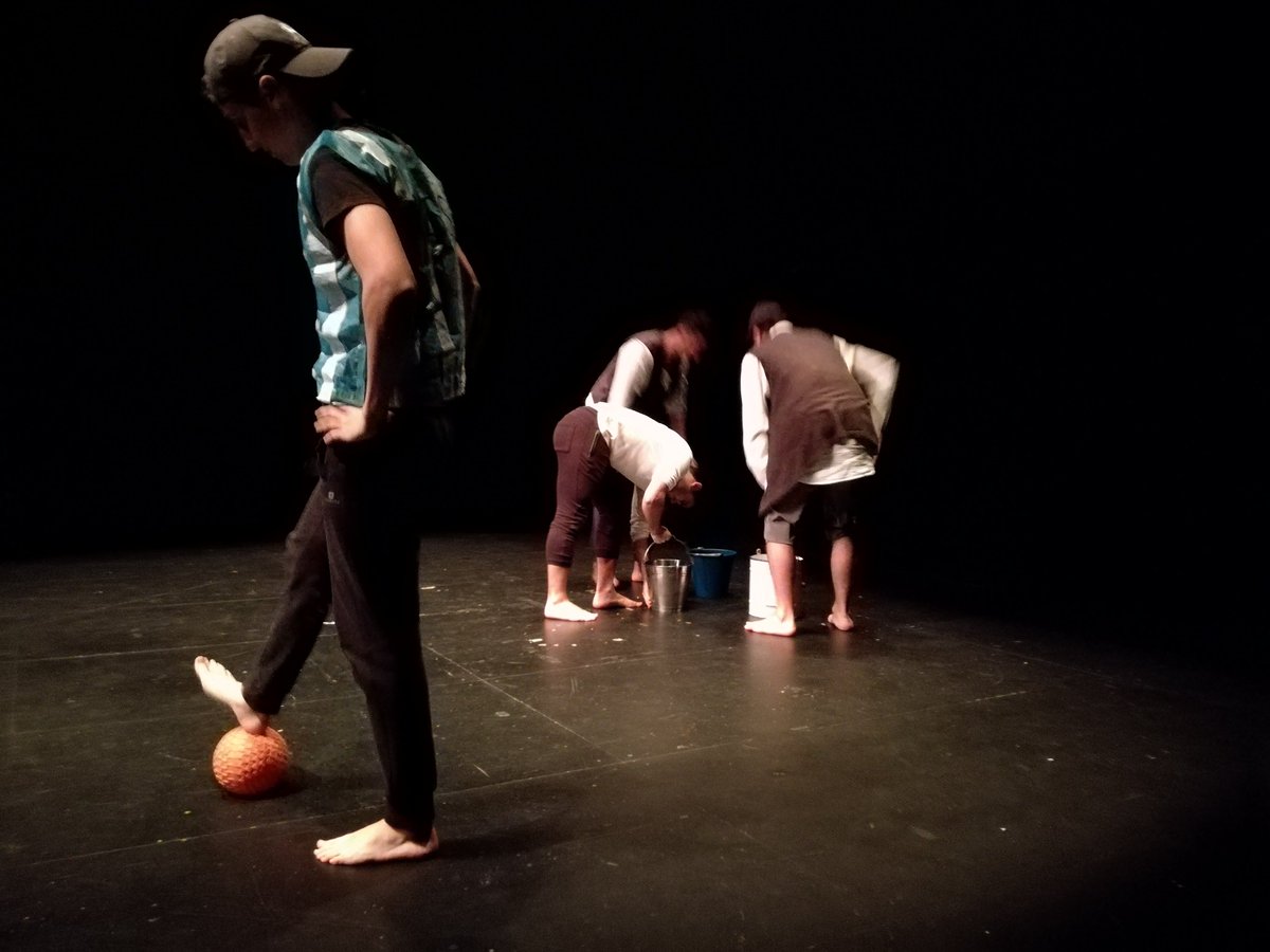 PabloSotoca's tweet photo. Porque, además del chándal, «la piel de gallina» 🐔 es el vestido que mejor les (nos) sienta. Enhorabuena a @lacajonera y el grupo de 2° por la VII Gala de Danza. Lo habéis vuelto a hacer... #OrgulloCCAFYDE #HomoExpresivus https://t.co/JiYAnGyBlK