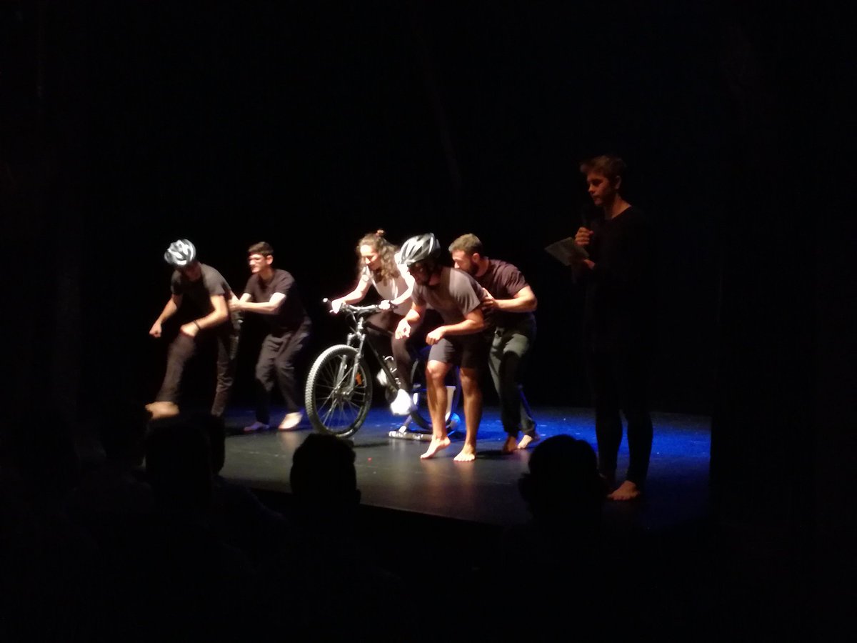 PabloSotoca's tweet photo. Porque, además del chándal, «la piel de gallina» 🐔 es el vestido que mejor les (nos) sienta. Enhorabuena a @lacajonera y el grupo de 2° por la VII Gala de Danza. Lo habéis vuelto a hacer... #OrgulloCCAFYDE #HomoExpresivus https://t.co/JiYAnGyBlK
