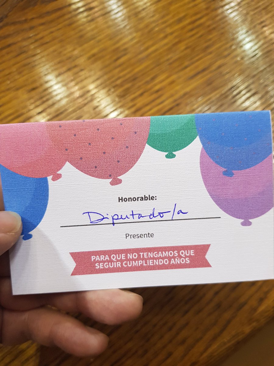 GabrielBoric's tweet photo. Hoy a tod@s los parlamentarios les entregamos una invitación a celebrar un triste cumpleaños. 4 años lleva nuestro proyecto de reducir el sueldo que presentamos con @GiorgioJackson. Si hay voluntad política se puede. Hay? https://t.co/siXT8Wge5E