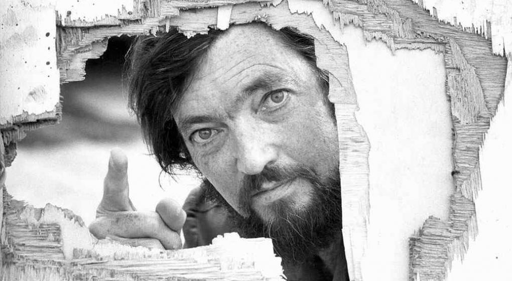 50librosOK's tweet photo. "Si se pudiera romper y tirar el pasado como el borrador de una carta o un libro. Pero ahí queda siempre, manchando la copia en limpio, y yo creo que eso es el verdadero futuro". Julio Cortázar, Cartas de mamá. https://t.co/lCh9RCzCvA