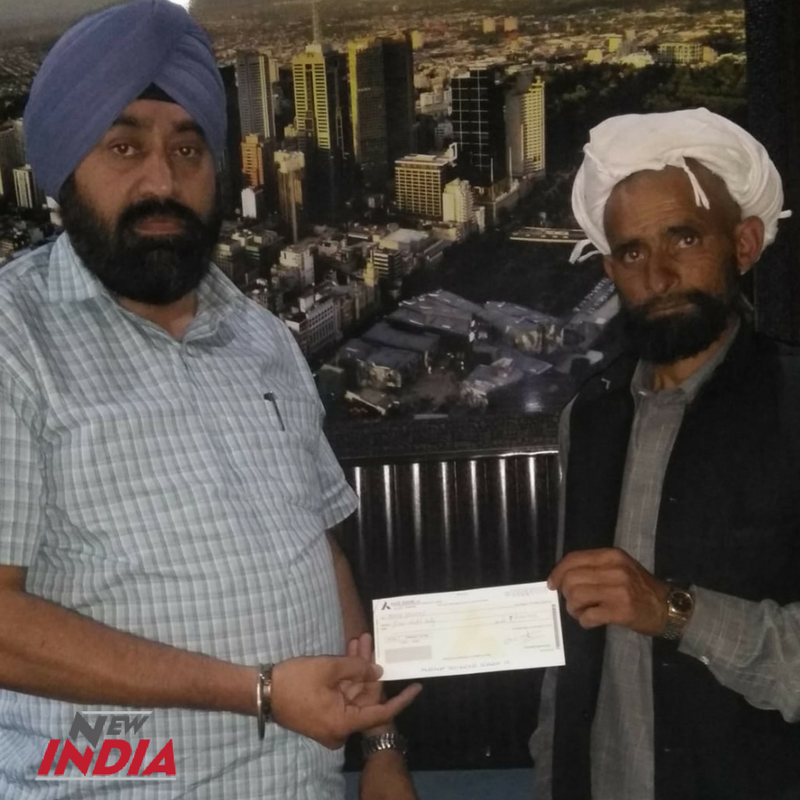 vijayrtata's tweet photo. Manjinder Singh Kalsi from https://t.co/yhMMuqSHge  handing over a cheque of Rs. 5 lakhs to Mr. Mohammad Yousaf, father of #AsifaBano  #justiceforasifa #IAmTheNewIndia https://t.co/dFymZGD65Y