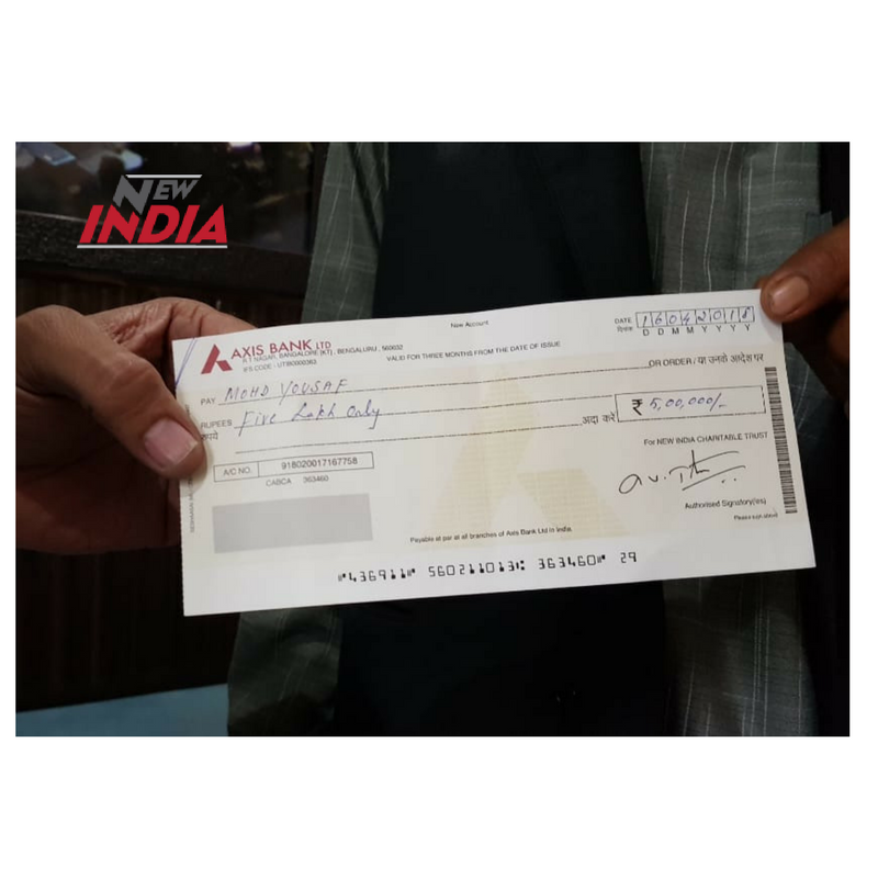vijayrtata's tweet photo. Manjinder Singh Kalsi from https://t.co/yhMMuqSHge  handing over a cheque of Rs. 5 lakhs to Mr. Mohammad Yousaf, father of #AsifaBano  #justiceforasifa #IAmTheNewIndia https://t.co/dFymZGD65Y