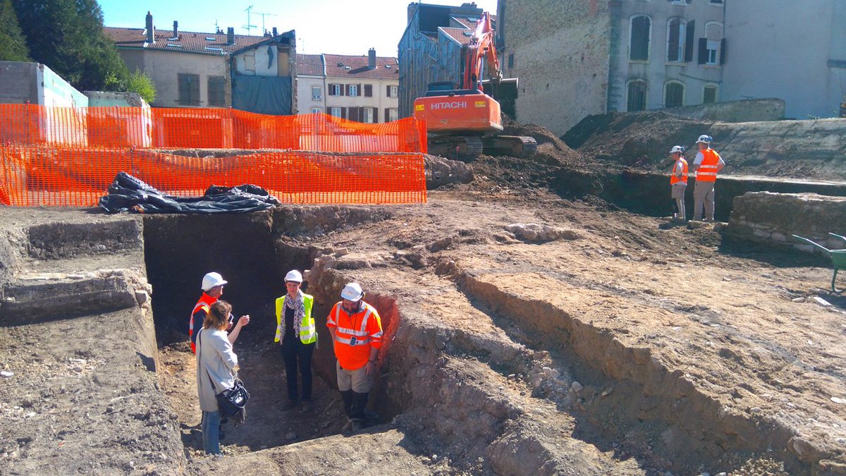EBenistant's tweet photo. Démarrage d'une #fouille par les archéologues de l'@Inrap à #Luneville, en #lorraine, phase de décapage. Fouille #archeologique en amont de la construction du nouveau cinéma portée par @Epareca pour la ville de Lunéville, @ECHAPAYS , avec l'accompagnement de la #Solorem https://t.co/SCbeQKEzp6