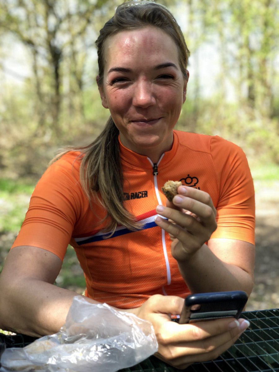 ShanBras's tweet photo. Lunch break face on point😊 #cycling #roadride #foodmakesmehappy #suntoo #thedistancenotsomuch #sunsoutgunsout #endurance https://t.co/0PXEjFy48x