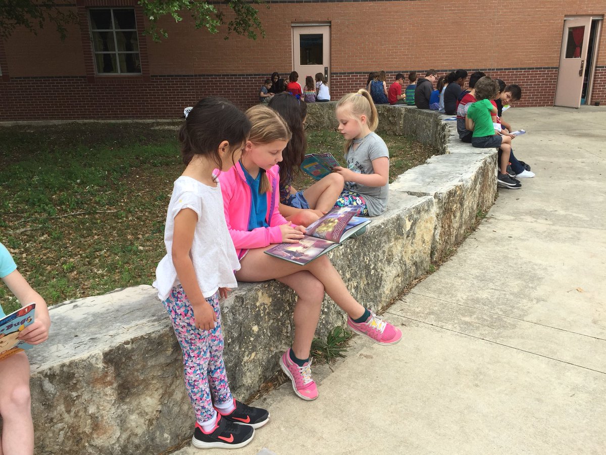 4thgradegators's tweet photo. #readingbuddies https://t.co/ucNdX9IEN4