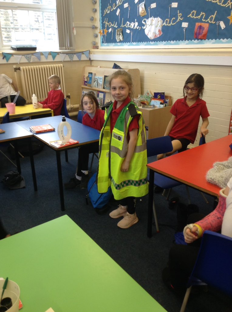 MissScottFallaP's tweet photo. Learning first aid in our visit from St Johns Ambulance @Mrs_ARowan @FallaParkSchool https://t.co/P0kMQp1FLt