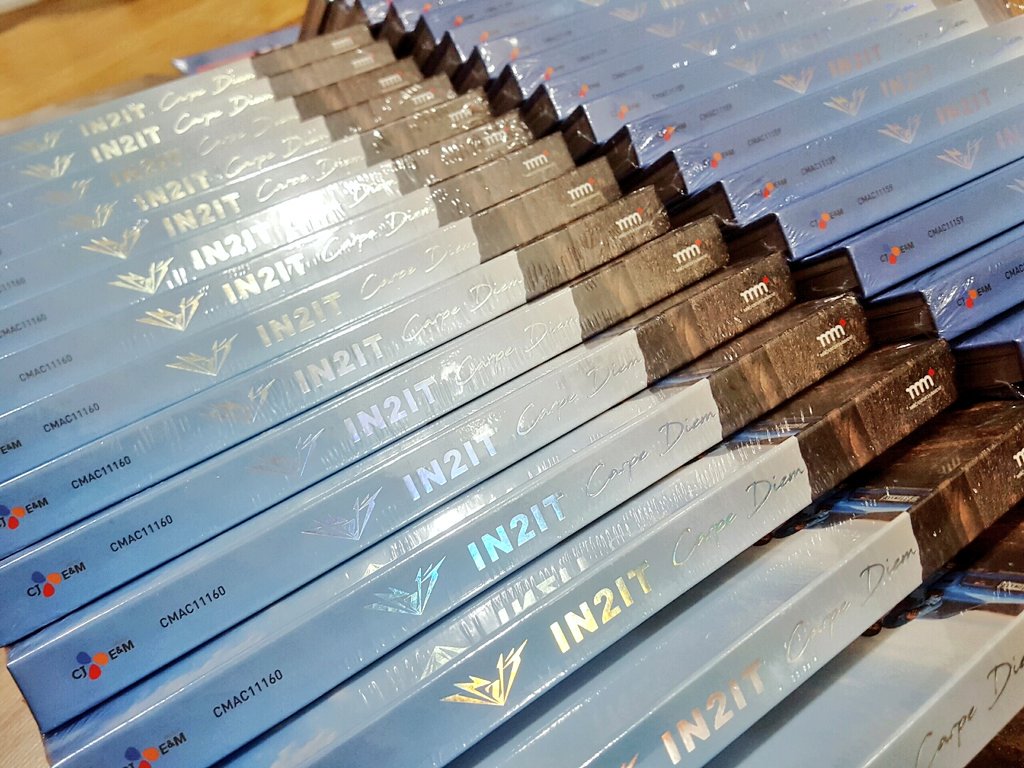 940926_union's tweet photo. 4월 18일 전북대 공대에 140여 장의 인투잇 Carpe diem앨범 나눔이 진행되었습니다. 이번 계기로 인투잇과 현욱이에 대한 동문들의 관심이 높아졌으면 좋겠습니다😊😊

#인투잇 #IN2IT #한현욱 #현욱 #전북대의_아이돌 https://t.co/GJkxWigHbL