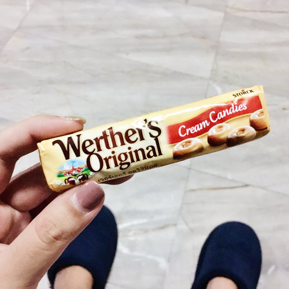 arnathaofficial's tweet photo. ชอบลูกอมยี่ห้อนี้มาก เป็นรสครีมเนย ตอนเด็กๆจะมีอีกยี่ห้อนึง XO เป็นรสคาราเมลหวานหอมและกลมกล่อม รสชาติคล้ายๆกันแต่เป็นเวอร์ชั่นถูกกว่า อร่อยไม่เท่า แต่ก็แทนกันได้ เดี๋ยวนี้ XO หายไปไหนละไม่รู้ หาไม่เจอ 5555 😂 เลยกินอันนี้อย่างเดียว แม้บางที���ะหวานแสบคอบ้างก็เถอะ แต่ก็ยังชอบอยู่ดี https://t.co/0Uacgdj6Qn