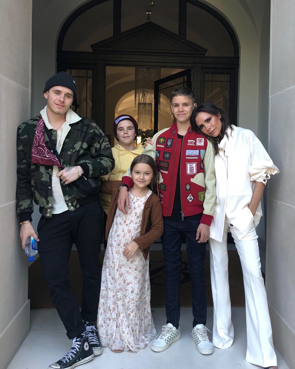 Raul Brindis Farandulazo La Ex Integrante De Spice Girls Esposa De David Beckham Y Disenadora De Modas Victoria Beckham Celebro Su Cumpleanos Numero 44 Junto A Sus Cuatro Hijos Brooklyn Raul Brindis Farandulazo La Ex Integrante De Spice Girls Esposa De David Beckham Y Disenadora De Modas Victoria Beckham Celebro Su Cumpleanos Numero 44 Junto A Sus Cuatro Hijos Brooklyn
