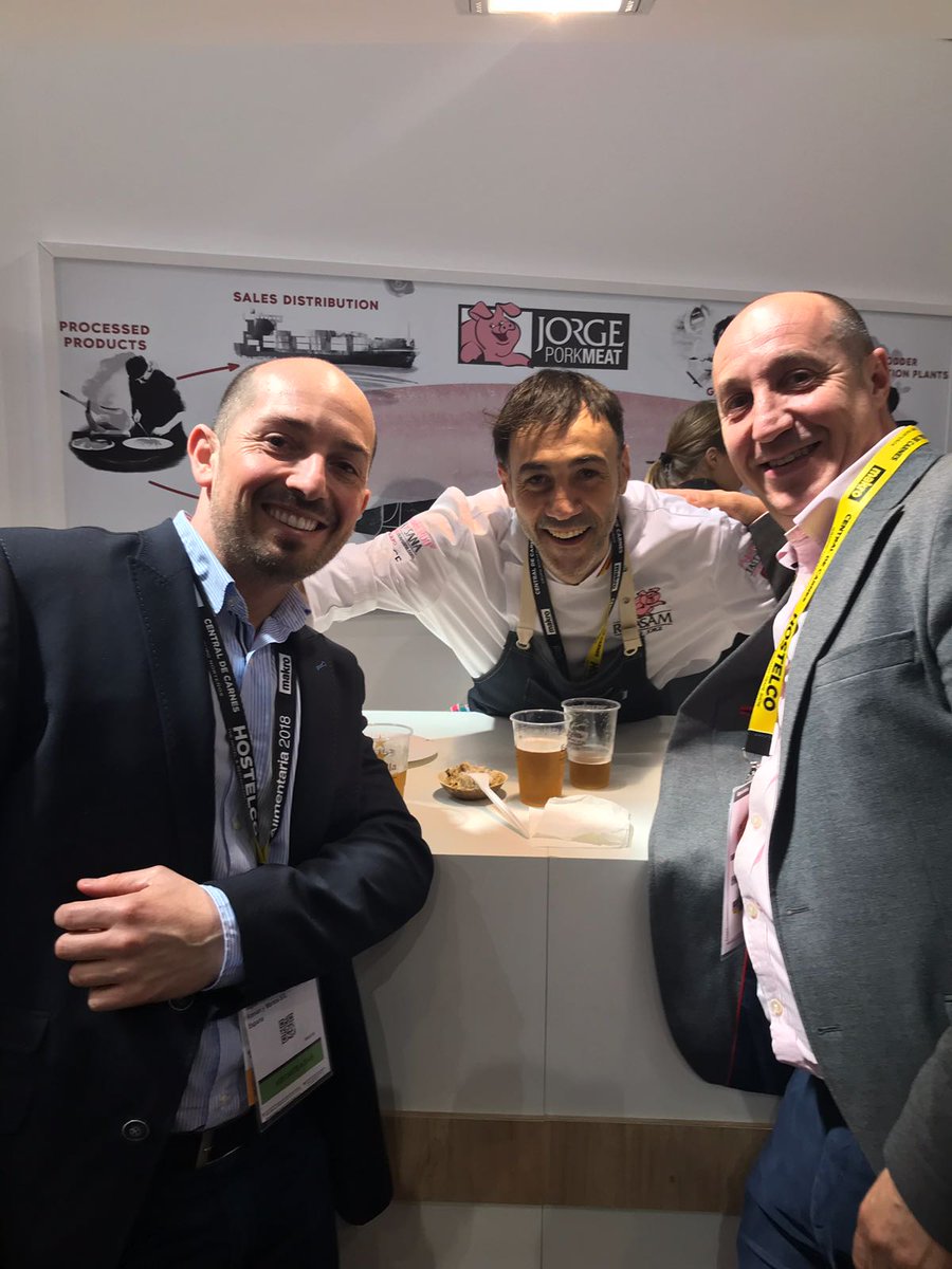 RomanyMartos's tweet photo. Tercera jornada de @AlimentariaBCN y #RományMartos no ha querido perdérsela 😊
En las fotos se encuentran Miguel Martos y Juan Román.
#Alimentaria2018 #Gastronomía #Alimentaria #Barcelona ##RyM #SilverMar #GoldFish #YerbasBajas #Akaituna #Calidaddesde1981 https://t.co/FCCM6wQ2Vg