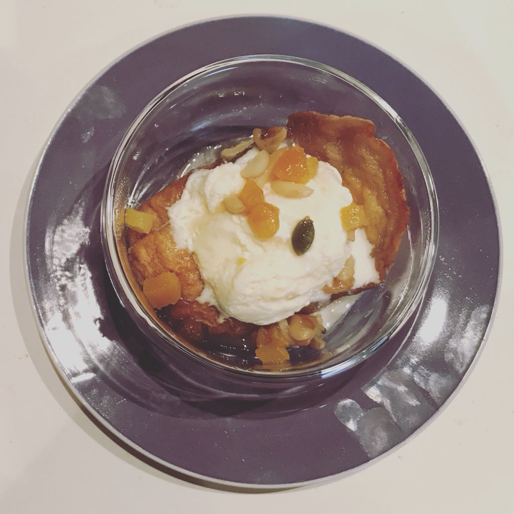 gourmetlikeme's tweet photo. ¿Tú también podrías tomar TORRIJAS todo el año? Recién hechas calentitas con su almíbar y una bola de helado. ¿Se te ocurre mejor merienda que esta? 🍨
https://t.co/do7jgQnWdM #torrijas #blogdecocina #blogderecetas #gourmet #Alimentaria18 https://t.co/CtGil7zakQ
