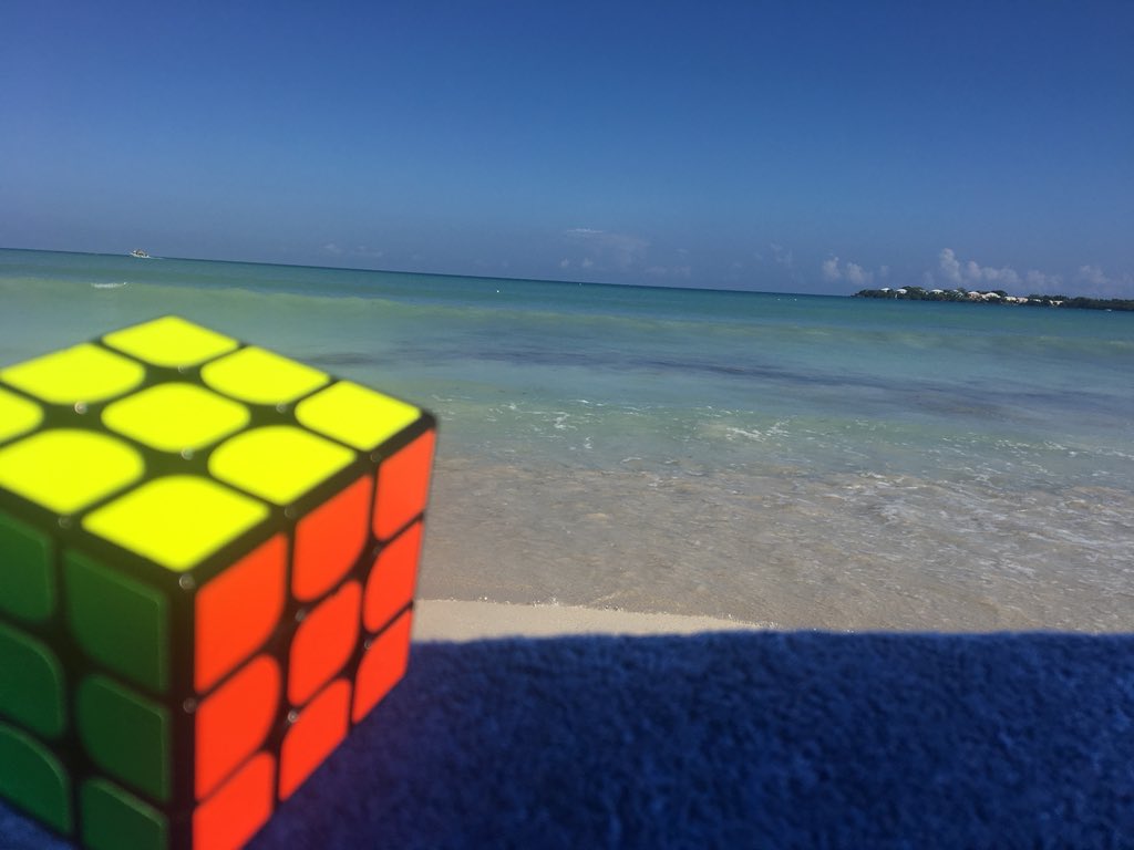 Just can’t get enough of this gorgeous beach... and cubing of course 😋🇯🇲 #KewbzUK #ICubeInPublic #RoyaltonNegril #Jamaica